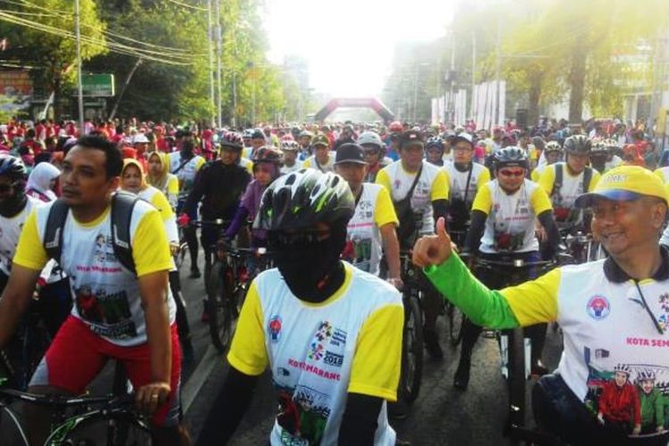 Suasana di depan Balaikota Semarang yang terletak di Jalan Pemuda, Minggu (5/8/2018) sangat ramai dipadati ribuan peserta yang akan ikut ambil bagian dalam Sepeda Nusantara 2018 Etape Tugu Muda.