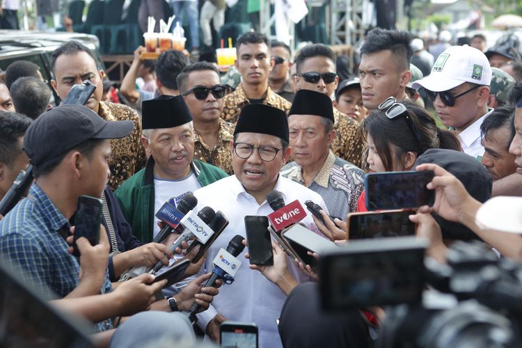 Calon wakil presiden (cawapres) nomor urut 1, Muhaimin Iskandar atau Cak Imin saat ditemui usai kampanye terbuka di Lapangan Lugjag, Banyuwangi, Jawa Timur, Selasa (6/2/2024).
