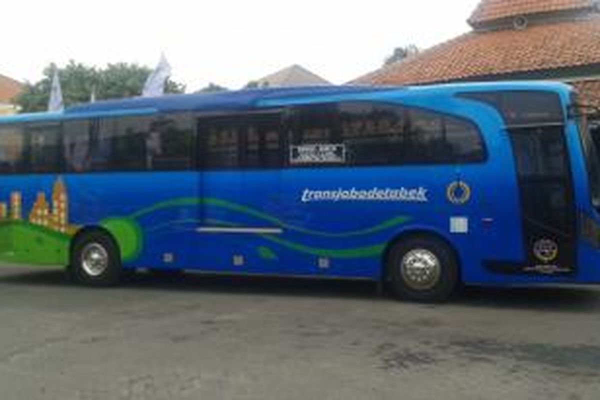 Bus trans Jabodetabek Ciputat-Blok M