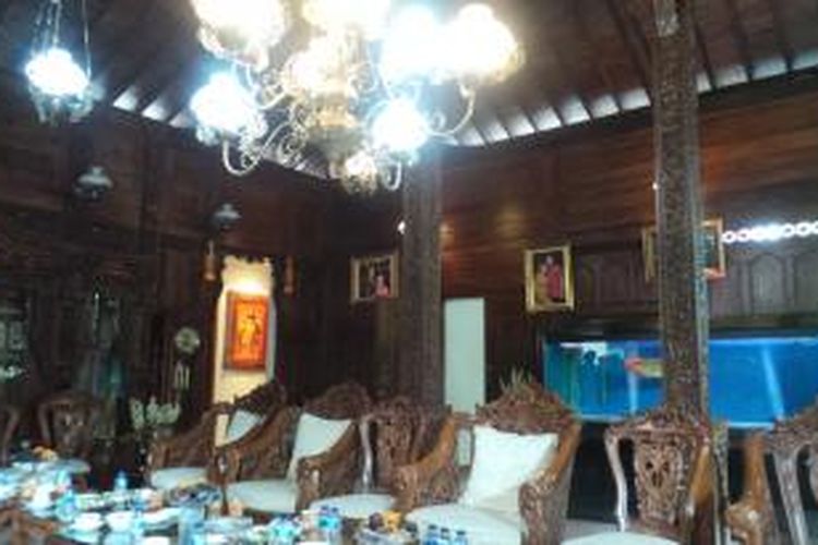 Kondisi rumah Kabareskrim Komisaris Jenderal Sutarman di Jalan Kucica 10 nomor 11, Kompleks Perumahan Bintaro 9, Tangerang Selatan. Rumah yang ditinggali Sutarman sejak 1990-an dipenuhi dengan ornamen gebyok khas Jawa.