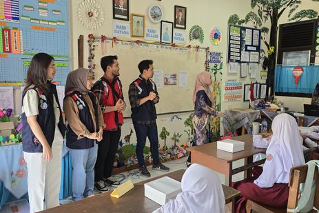 Renovasi 38 Sekolah di Cianjur, Waskita Karya Bagikan Makan Siang Gratis ke Ratusan Siswa