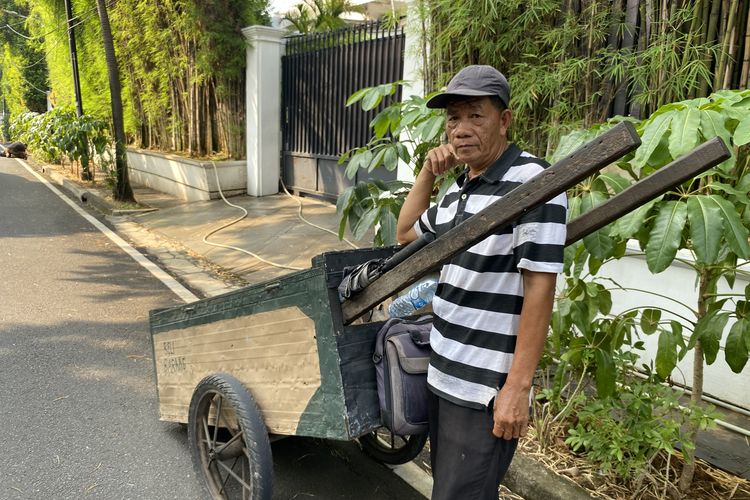 Menunggu Panggilan dari Rumah-Rumah Elite Menteng demi Nafkah Keluarga