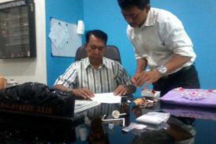 Kepala Satuan Narkoba Polrestabes Makassar, Komisaris Polisi (Kompol) Syamsu Arif memperlihatkan barang bukti sabu 55 gram yang disita dari rumah tersangka Farid.
