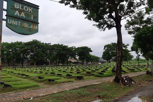 Suka dan Duka Maulana, Penjaga Makam Terluas di Jakarta Barat