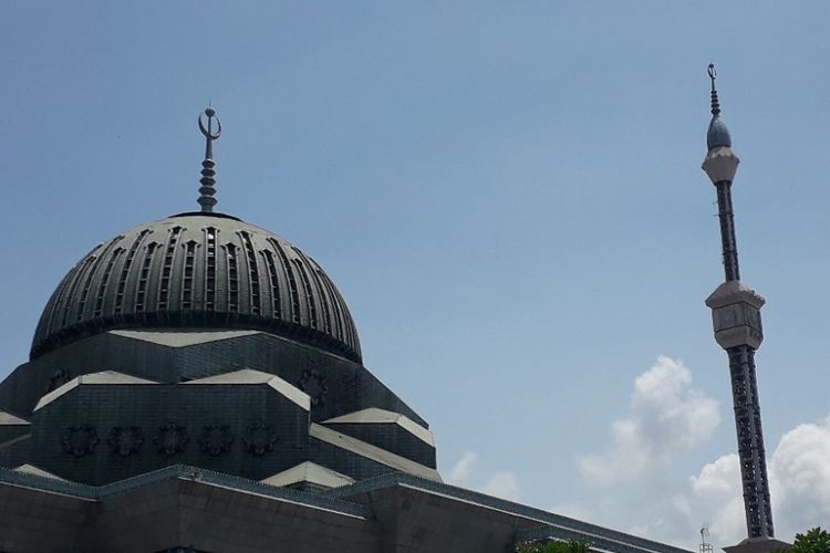 Pucuk menara Masjid Jakarta Islamic Center di Koja telah selesai diperbaiki setelah rusak selama hampir satu tahun, Kamis (14/2/2019).