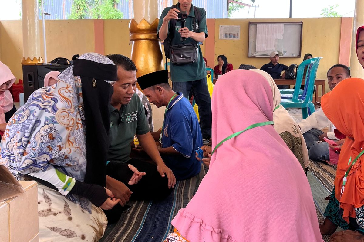 Belasan ODGJ dilatih membuat kubus dan bunga dari kertas plastik, di Desa Panaguan, Kec. Larangan Pamekasan, Senin (23/6/2025).