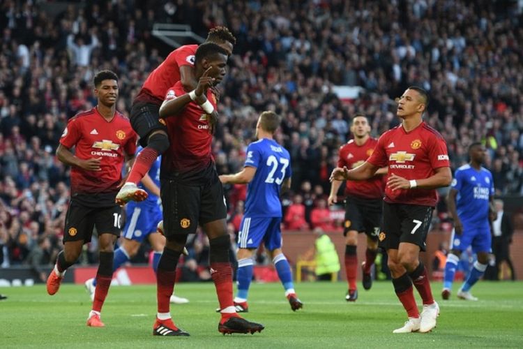 Marcus Rashford, Fred, dan Alexis Sanchez merayakan gol Paul Pogba ke gawang Leicester City pada pertandingan Premier League di Old Trafford, 10 Agustus 2018. 