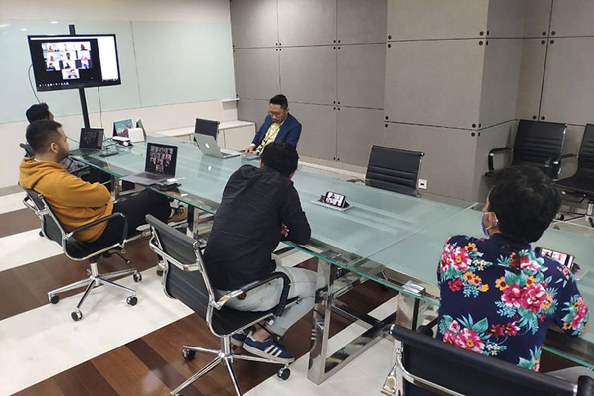 Suasana rapat teleconference dengan para karyawan BRI yang melakukan work from home. 