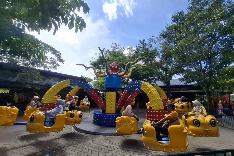 Wahana Permainan di Blitar Park, Jawa Timur.
