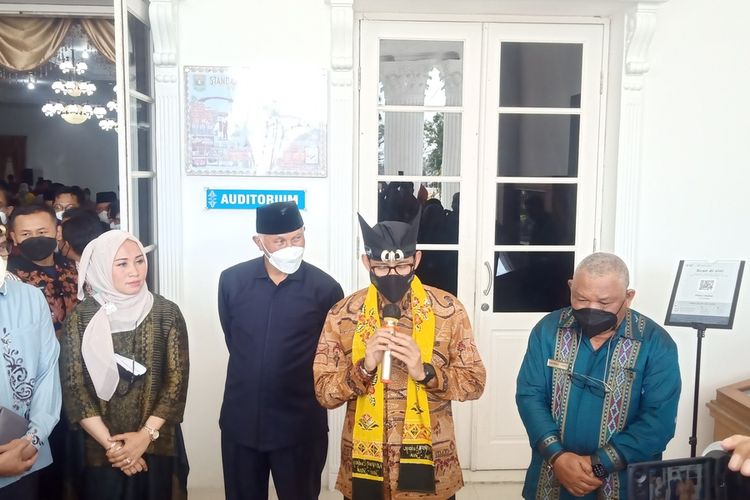 Menparekraf Sandiaga Uno bersama Gubernur Sumbar Mahyeldi memberikan keterangan pers di Padang, Sabtu (26/3/2022)