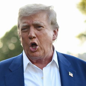 Presiden Amerika Serikat Donald Trump saat berbicara di hadapan media ketika hendak menaiki helikopter kepresidenan Marine One dari South Lawn, Gedung Putih, Washington DC, untuk bersiap menghadiri KTT NATO di Den Haag, Belanda, 24 Juni 2025. Trump marah karena Israel melanggar gencatan senjata dengan Iran.