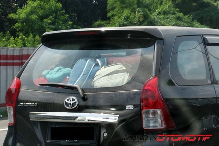 Menumpuk barang di bagasi sampai menghalangi kaca belakang bukan prilaku aman saat berkendara. 
