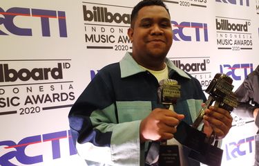 Andmesh Kamaleng membawa pulang Piala Billboard Indonesia Music Awards Digelar 2020 di Studio RCTI, kawasan Kebon Jeruk, Jakarta Barat, Rabu (26/2/2020).