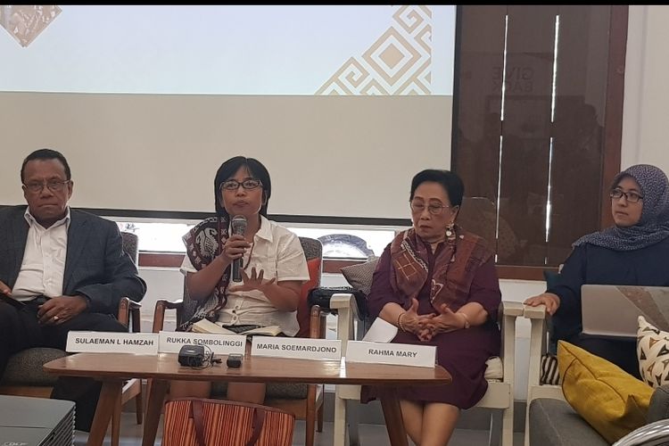 Sekjen AMAN Rukka Sombolinggi saat berbicara dalam diskusi AMAN bertajuk Menjelang 100 Hari Pemerintahan Jokowi-Ma'ruf; Bagaimana Nasib Rancangan UU Masyarakat Adat di kawasan Cikini, Menteng, Jakarta Pusat, Senin (9/12/2019).