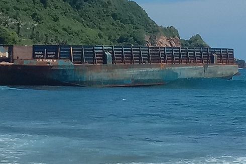 Kapal Tongkang Tanpa Awak di Perairan Lombok Barat Jadi Tontonan Warga