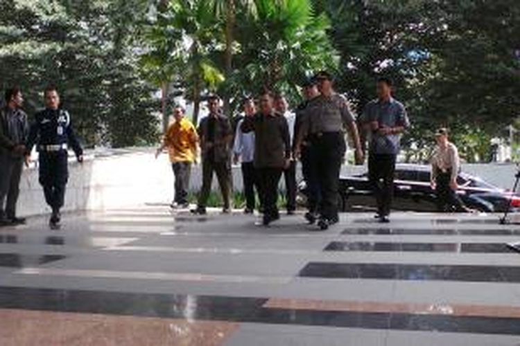 Jusuf Kalla memenuhi undangan KPK untuk bersaksi bagi mantan Deputi Gubernur BI, Budi Mulya yang ditetapkan sebagai tersangka kasus Century. Pemeriksaan berlangsung di Gedung KPK, Kuningan, Jakarta, Kamis (21/11/2013).