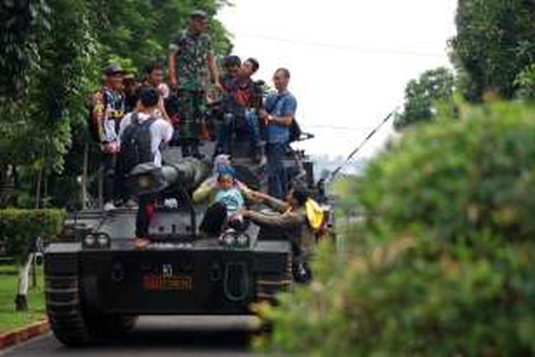 Warga Ambarawa, Kabupaten Semarang, Rabu (23/3/2016) siang mendapatkan kesempatan menaiki tank usai mengikuti kegiatan donor darah HUT ke 66 Yonkav 2/Tank Ambarawa.