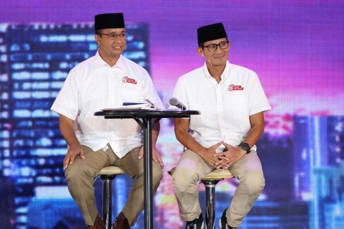 Pasangan calon gubernur dan calon wakil gubernur DKI Jakarta nomor pemilihan tiga, Anies Baswedan dan Sandiaga Uno, dalam debat ketiga yang diselenggarakan KPU DKI di Hotel Bidarakara, Jakarta, Jumat (10/2/2017). Debat yang terdiri dari enam segmen ini memiliki subtema pemberdayaan perempuan, perlindungan anak, anti-narkotika, dan kebijakan untuk disabilitas.