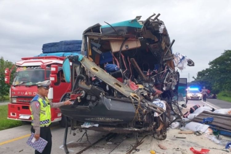 Dokumentasi Satlantas Polresta Cirebon Jawa Barat pada proses penanganan laka lantas di Km 186.200 Tol Cipali Desa Kempek, Kecamatan Gempol, Kabupaten Cirebon, Jawa Barat, Sabtu (25/2/2023)