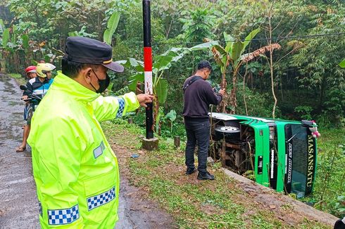Bus Rombongan Siswa MTs Annur Turen Malang Terguling ke Tebing Jalan Ketika Hendak Berwisata