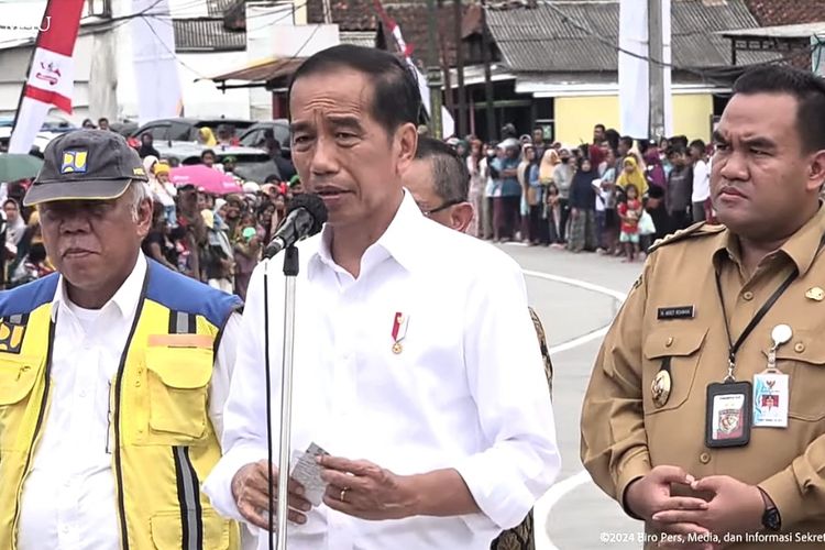Presiden Joko Widodo meresmikan beberapa ruas jalan daerah di Blora, Jawa Tengah, dalam kunjungan kerja hari keduanya, Selasa (23/1/2024).