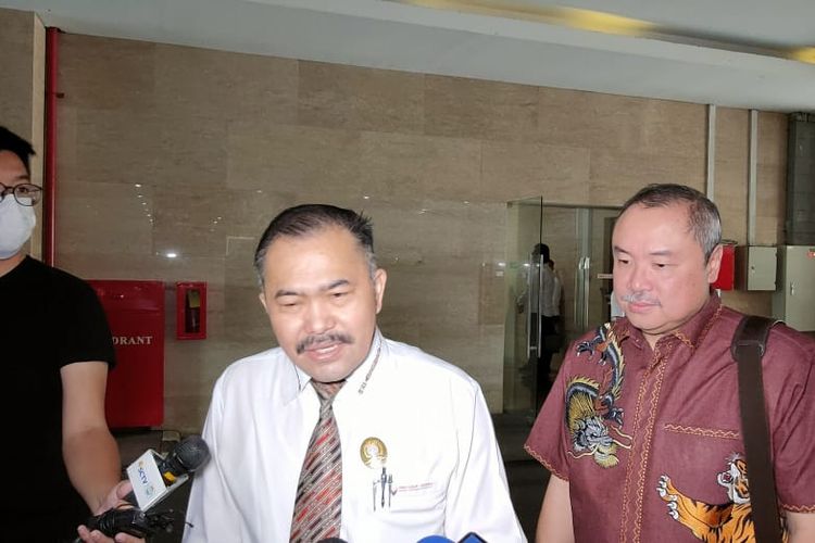 Anak Bos Sinarmas, Freddy Widjaja (kanan) didampingi oleh pengacaranya, Kamaruddin Simanjuntak, saat ditemui di Mabes Polri, Jakarta Selatan, Senin (21/11/2022). 