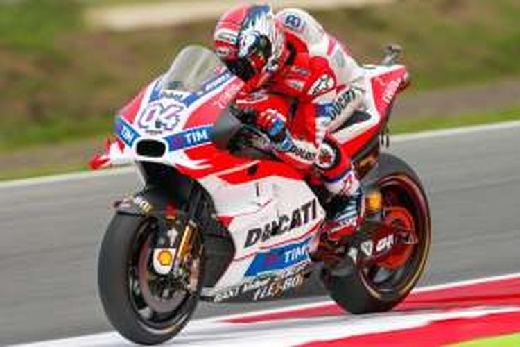 Pebalap Ducati asal Italia, Andrea Dovizioso, memacu motornya pada sesi latihan bebas ketiga GP Belanda di Sirkuit Assen, Sabtu (25/6/2016).