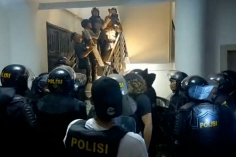 Polisi evakuasi peserta Muspimnas PMII dari dalam gedung Kampus UIN Tulungagung yang diduga terlibat bentrok, Senin (21/11/2022).