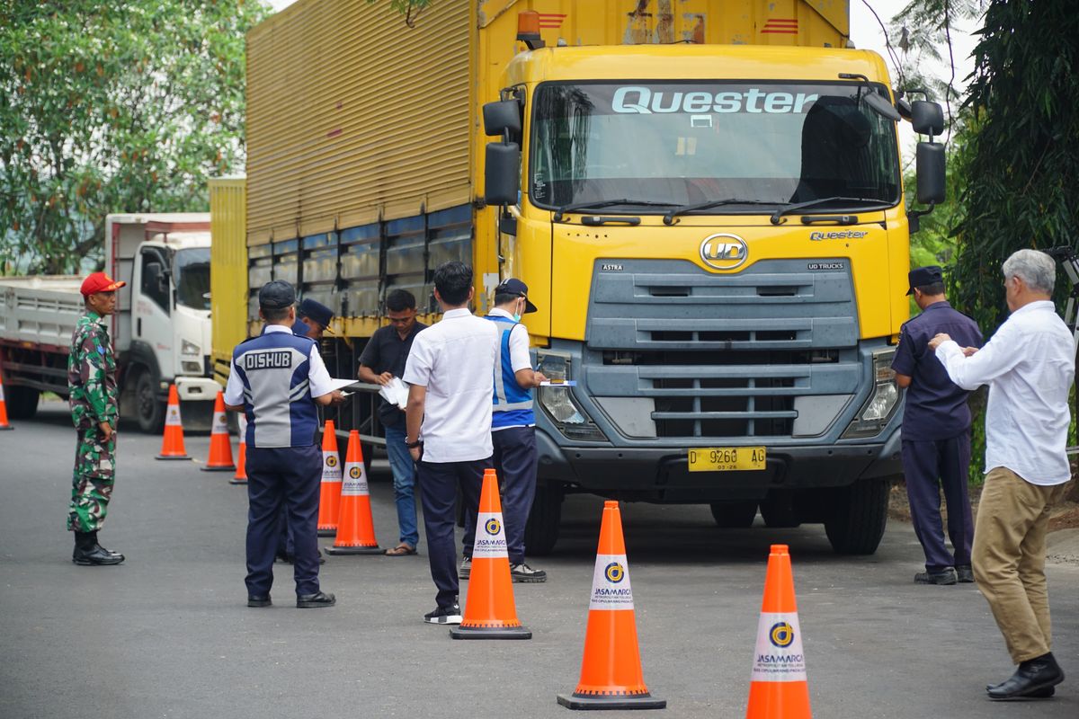 Jasa Marga menggelar operasi truk ODOL di Tempat Istirahat dan Pelayanan KM 72 A Ruas Tol Cipularang arah Jakarta.
