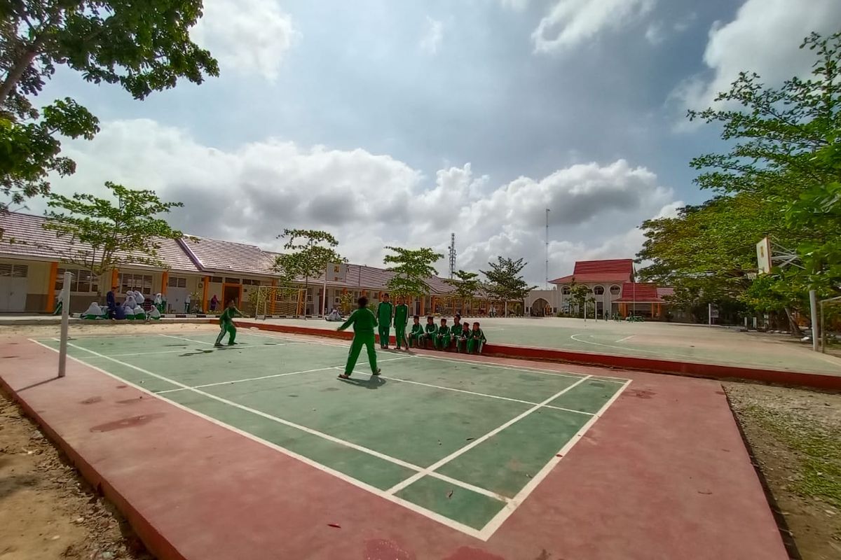 Madrasah Tsanawiyah Negeri (MTsN) 3 Bukit Raya, Pekanbaru, telah direhabilitasi dengan nilai kontrak Rp 13 miliar. MTsN ini diresmikan Presiden Joko Widodo (Jokowi), Jumat (21/2/2020).