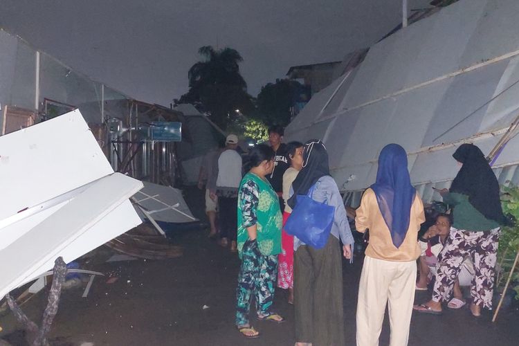 Hujan disertai angin kencang menyebabkan belasan rumah kontrakan roboh di Jalan Jelambar Baru I, Jelambar, Grogol Petamburan, Jakarta Barat, pada Sabtu (26/11/2022) sore. 