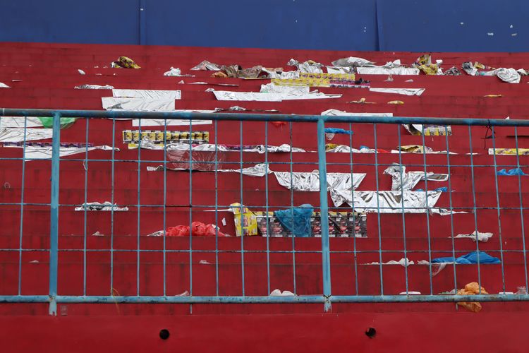 Hari kedua kondisi stadion pasca tragedi yang terjadi pada pekan ke-11 Liga 1 2022-2023 seusai pertandingan bertajuk Derbi Jawa Timur, Arema FC melawan Persebaya Surabaya di Stadion Kanjuruhan Kepanjen, Kabupaten Malang, Senin (3/10/2022) siang.