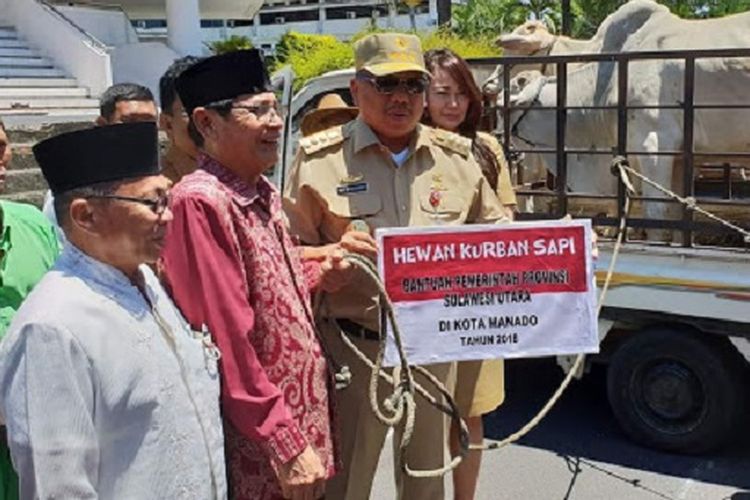 Gubernur Sulawesi Utara Olly Dondokambey menyerahkan 31 ekor sapi kurban bagi masjid seluruh kabupaten dan kota di Sulawesi Utara. Adapun acara tersebut dilaksanakan di halaman parkir kantor Gubernur Sulawesi Utara, Selasa (21/8/2018). 
