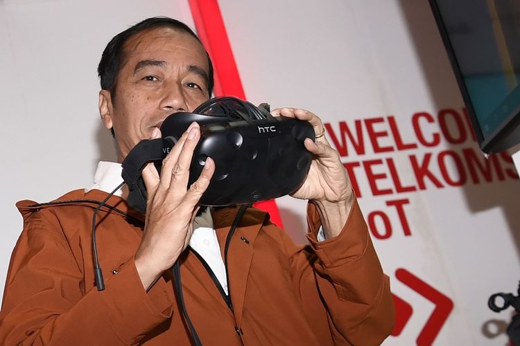 Presiden Joko Widodo menjajal Oculus virtula reality saat meninjau pameran Ideafest 2018 di JCC, Jakarta, Jumat (26/10/2018). Presiden berharap Ideafest dapat menjadi wadah untuk mendorong lahirnya berbagai inovasi berbasis Ilmu Pengetahuan dan Teknologi (IPTEK). ANTARA FOTO/Puspa Perwitasari/wsj.
