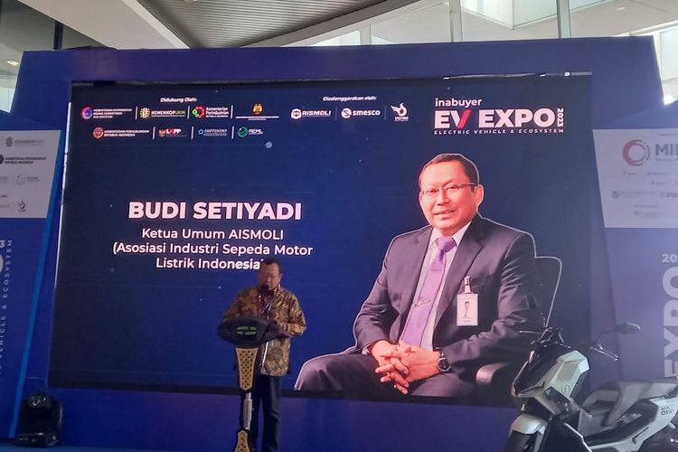 Ketua Umum Asosiasi Industri Sepeda Motor Listrik Indonesia (AISMOLI) Budi Setiyadi dalam acara Inabuyer EV Expo 2023 di Gedung Smesco, Jakarta, Rabu (29/11/2023).