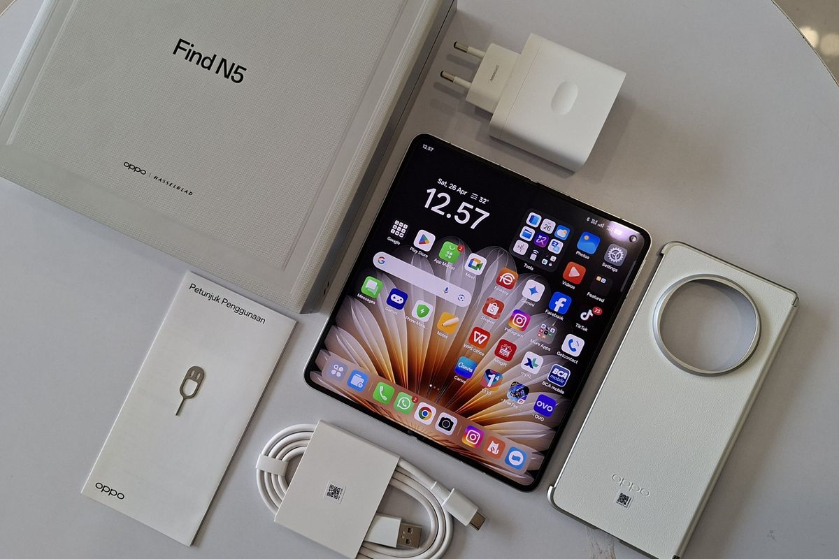 Isi kotak penjualan Oppo Find N5. Di dalam kotak ada unit HP, casing, charger 80W, kabel data, SIM ejector, buku panduan, dan kartu garansi.
