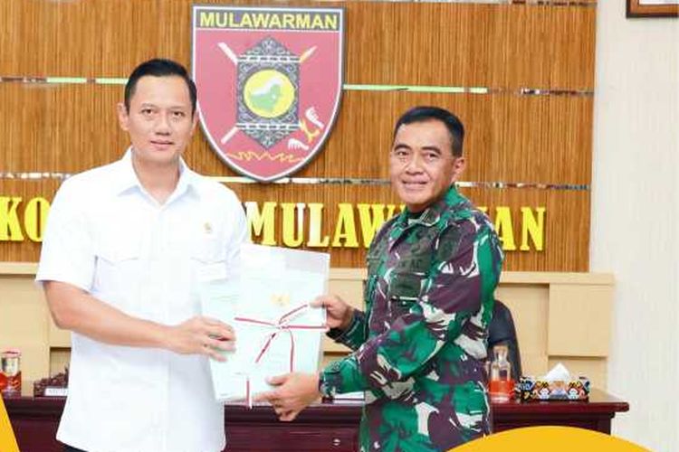 Menteri Agraria dan Tata Ruang/Kepala Badan Pertanahan Nasional (ATR/BPN), Agus Harimurti Yudhoyono (AHY) menyerahkan dua Sertipikat Hak Pakai yang diperuntukkan bagi Markas Komando Gabungan Wilayah Pertahanan (Kogabwilhan) II di Kabupaten Kutai Kartanegara. Penyerahan berlangsung di Kodam VI/Mulawarman, Kota Balikpapan pada Rabu (28/02/2024).