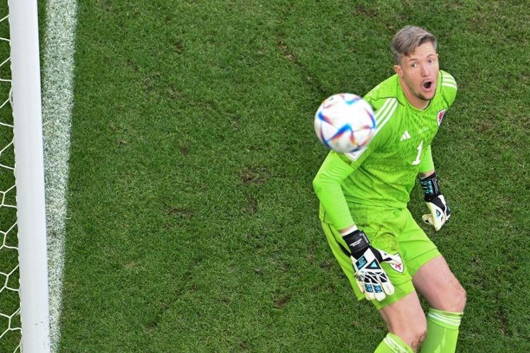 TOPSHOT - Kiper Wales, Wayne Hennessey, kala beraksi dalam laga Grup B Piala Dunia 2022 melawan Iran di Stadion Ahmad bin Ali, Al-Rayyan, Doha, Qatar, 25 November 2022. (Photo by Antonin THUILLIER / AFP)