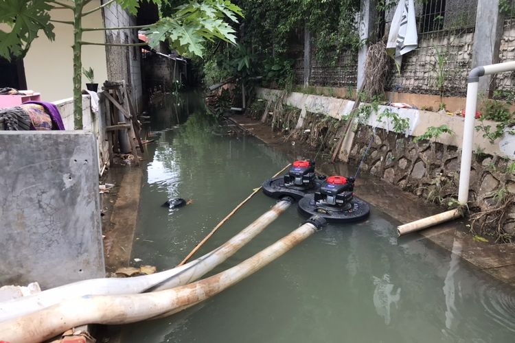 Dua pompa portable dikerahkan untuk menyedot air Kali Setu di Jalan Damai 2 RT 04/RW 012, Ciganjur, Jagakarsa, Jakarta yang tertutup material longsor.