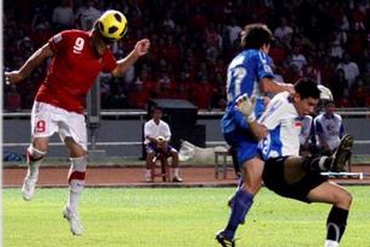 Penyerang Timnas Indonesia Chrisrian Gonzales mencetak gol ke gawang Filipina, dalam semifinal Piala AFF di Stadion Utama Gelora Bung Karno, Kamis (16/12/2010). Indonesia akhirnya menang lewat gol tunggal Christian Gonzales dan menjadi modal bagus dalam menghadapi semifinal leg ke dua 19 Desember mendatang.