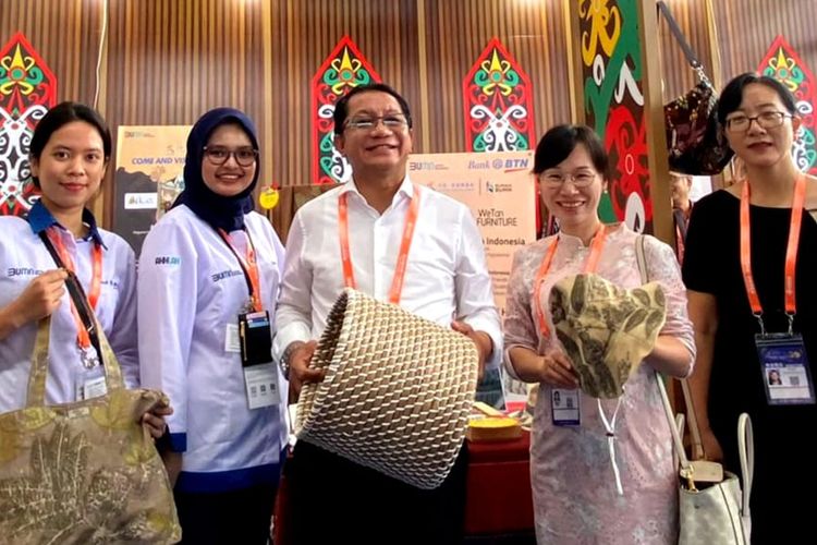 UMKM binaan PT Bank Tabungan Negara (Persero) Tbk memperkenalkan produknya pada ajang China ASEAN EXPO 2023 di Nanning Internasional Conference and Exhibition.