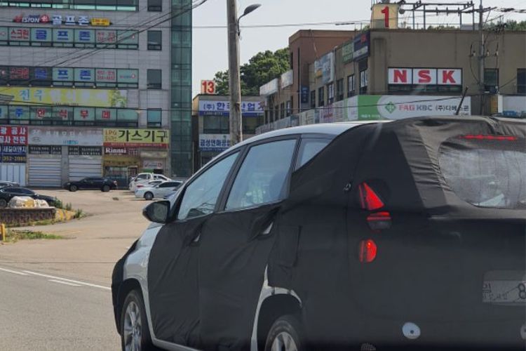 Penampakan mobil dalam balutan kamuflase yang diduga Hyundai Stargazer