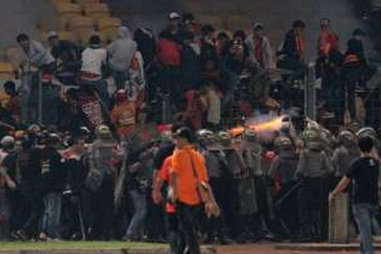 Bentrok antara suporter dan pihak keamanan terjadi pada laga Persija vs Sriwijaya FC di GBK, Jumat (24/6/2016). 