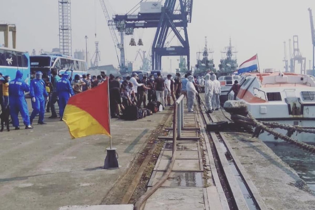 Sebanyak 185 Anak Buah Kapal (ABK) Warga Negara Indonesia (WNI) kapal Zuiderdam berhasil dievakuasi ke Dermaga JICT II, Pelabuhan Tanjung Priok, Jakarta Utara, barang barang yang didatangkan dari luar negeri disebut, pedagang yang mendatangkan barang dari luar negeri disebut. (Kamis,6/8/2020).