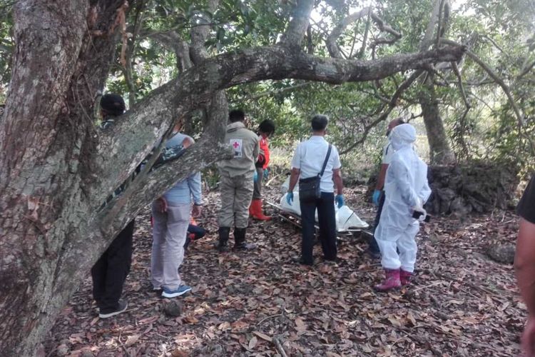 Polsek Sentolo dan PMI Kulon Progo evakuasi korban gantung diri pada sebuah kebun kosong di Kalurahan Srikayangan, Kapanewon Sentolo, Kon Progo, DI Yogyakarta.(DOKUMENTASI WARGA)