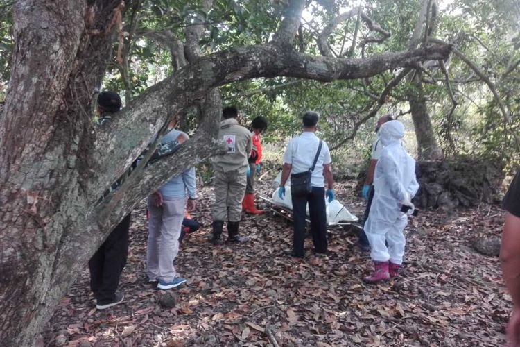 Polsek Sentolo dan PMI Kulon Progo evakuasi korban gantung diri pada sebuah kebun kosong di Kalurahan Srikayangan, Kapanewon Sentolo, Kon Progo, DI Yogyakarta.