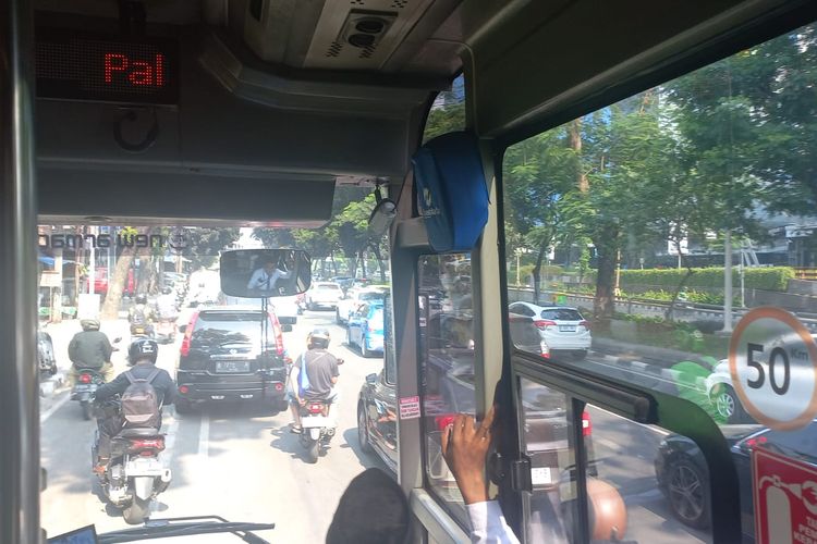 Kemacetan terjadi dari flyover Tebet menuju Menteng, Jakarta Selatan. Penumpang Transjakarta bernama Virgithasya harus terjebak macet selama 30 menit imbas penutupan jalan karena KTT ke-43 ASEAN, Rabu (6/9/2023). 