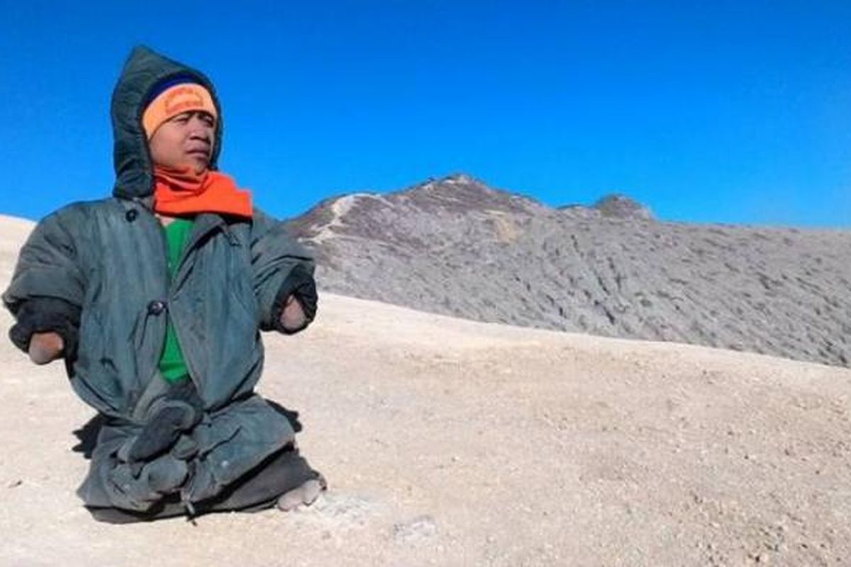 Tanpa tangan dan kaki. Dzuel taklukkan gunung Ijen yang memiliki ketinggian 2.443 m