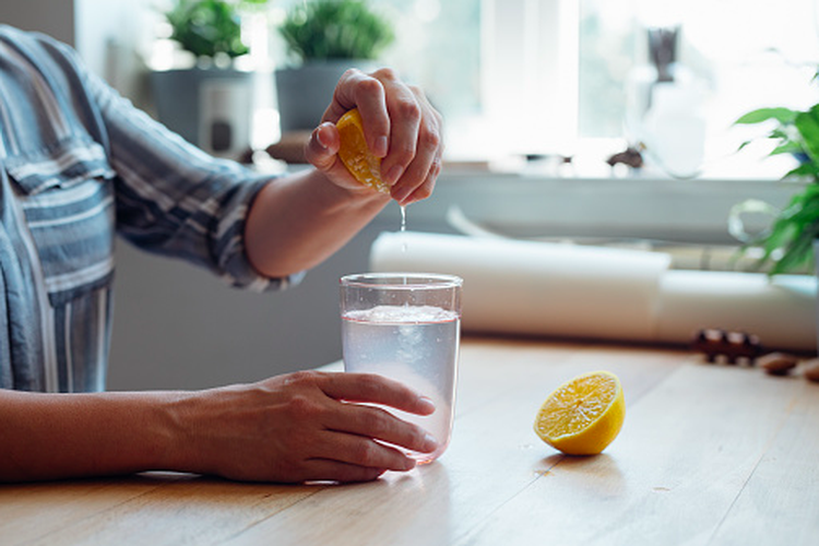 Ilustrasi perasan air jeruk lemon untuk kesehatan ginjal