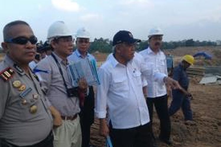 Menteri Pekerjaan Umum dan Perumahan Rakyat Basuki Hadimuljono saat mengunjungi proyek Bendung Gerak Jabung, Lampung Timur, Lampung, (5/11/2015).